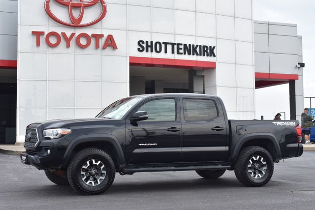 Midnight Black Metallic 2018 Toyota Tacoma Pickup Truck Four-Wheel Drive 6-Speed Automatic