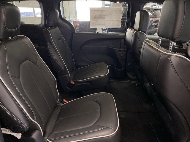 2025 Chrysler Pacifica Limited photo