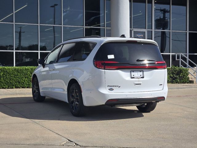 2024 Chrysler Pacifica Touring L 4