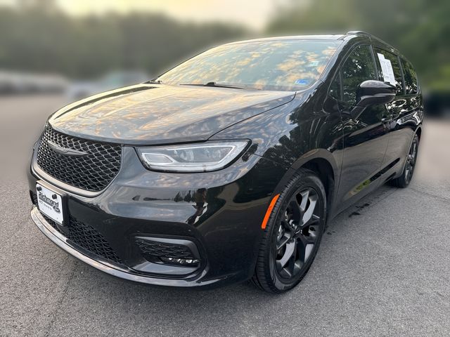 Diamond Black Crystal Pearlcoat 2025 Chrysler Pacifica Minivan Front-Wheel Drive 9-Speed Automatic