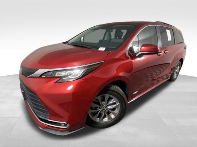 2021 Toyota Sienna XLE 2