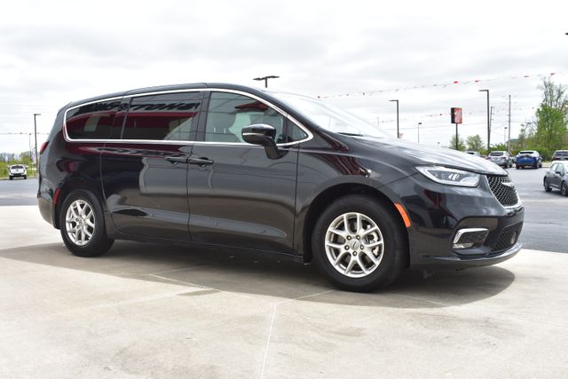 Used 2025 Chrysler Pacifica Van