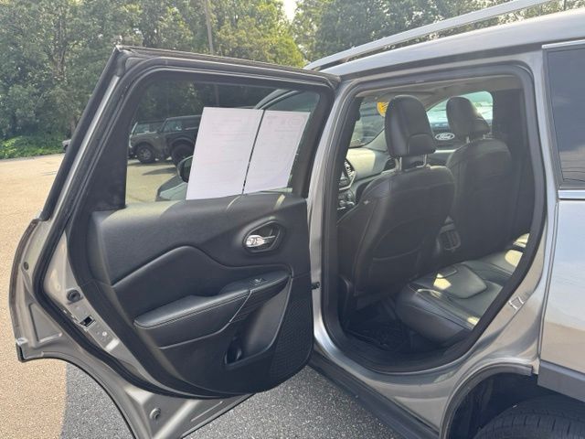 Used 2016 Silver Jeep Limited image 12
