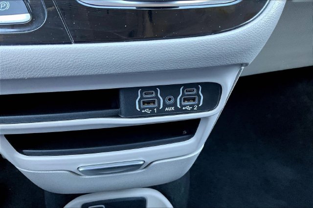 Used 2024 Chrysler Pacifica Van
