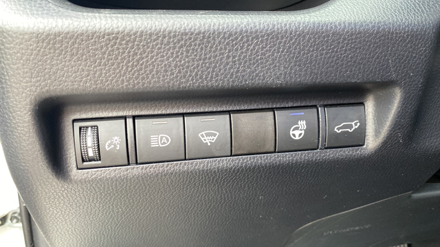 Used 2020 White Toyota XLE Premium image 32