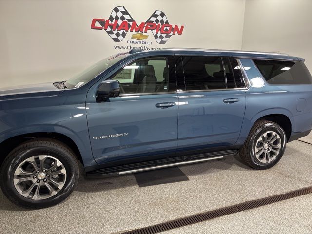 2025 Chevrolet Suburban LT photo