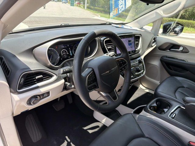 Used 2024 Chrysler Pacifica Van