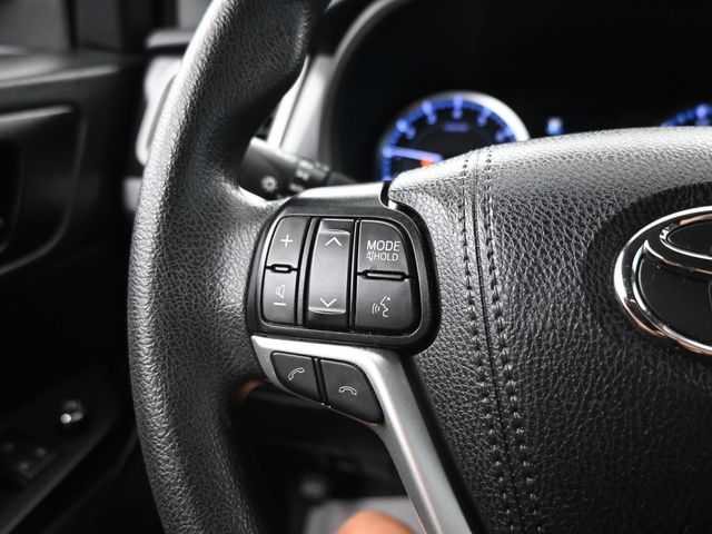 2019 Toyota Highlander LE photo