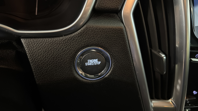 Used 2015  Cadillac Luxury image 23