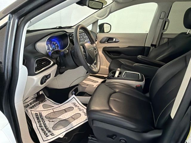 Used 2023 Chrysler Pacifica Van
