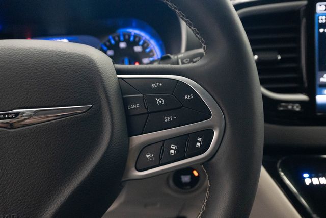Used 2024 Chrysler Pacifica Van