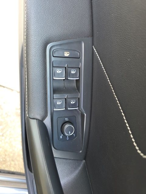 2024 Volkswagen Tiguan 2.0T SE - Pure White exterior view 12