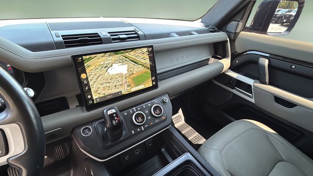 Used 2022  Land Rover SE image 25
