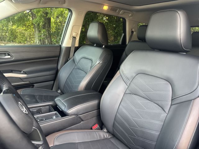 Used 2023 White Nissan Platinum image 18