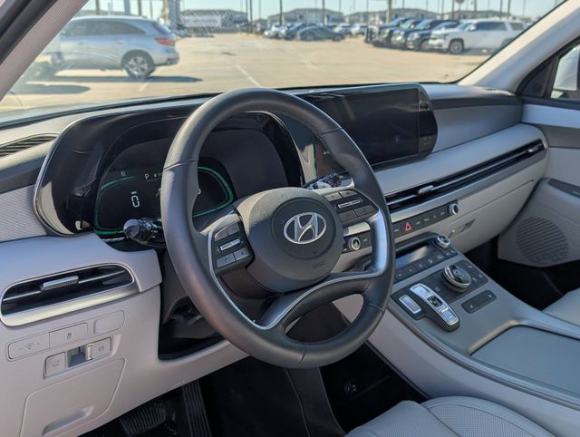 Used 2025 White Hyundai SEL image 13