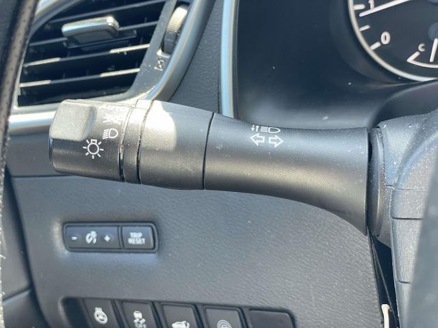 Used 2020 White Nissan Platinum image 24