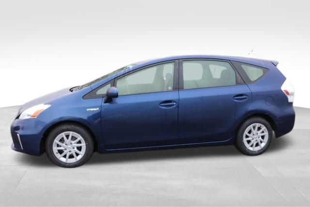 2014 Toyota Prius v Two 20