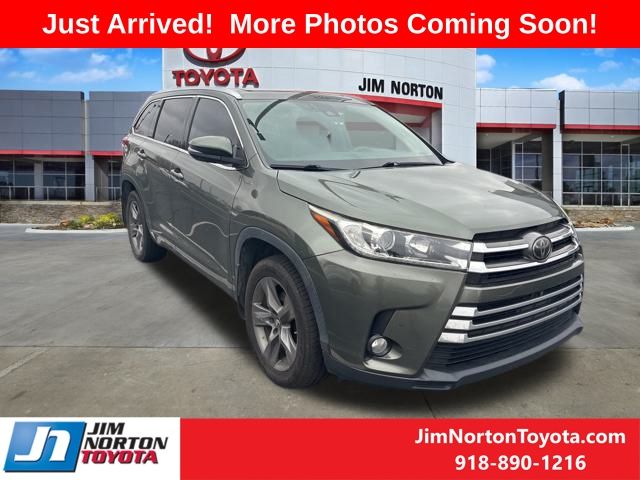 2018 Toyota Highlander Limited Platinum's photo