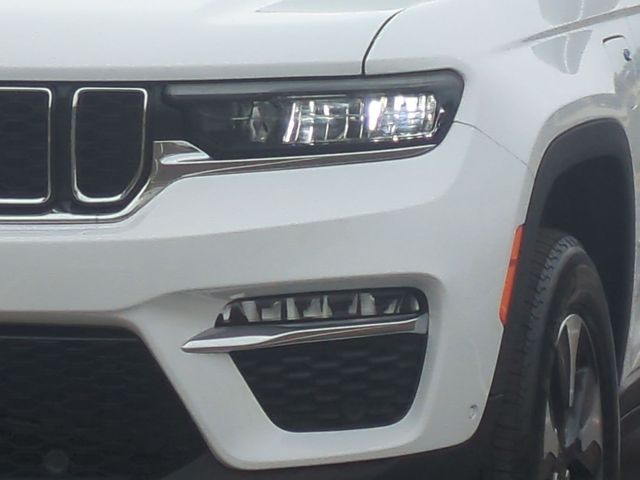 Used 2022 White Jeep 4xe image 17