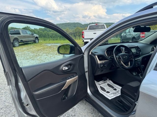 Used 2017 Silver Jeep Sport image 12