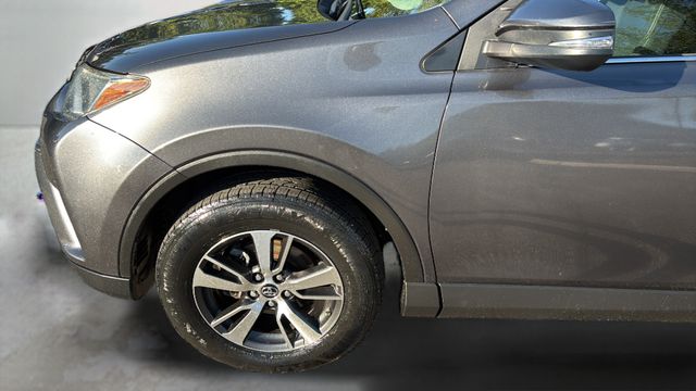 Used 2018 Gray Toyota XLE image 40