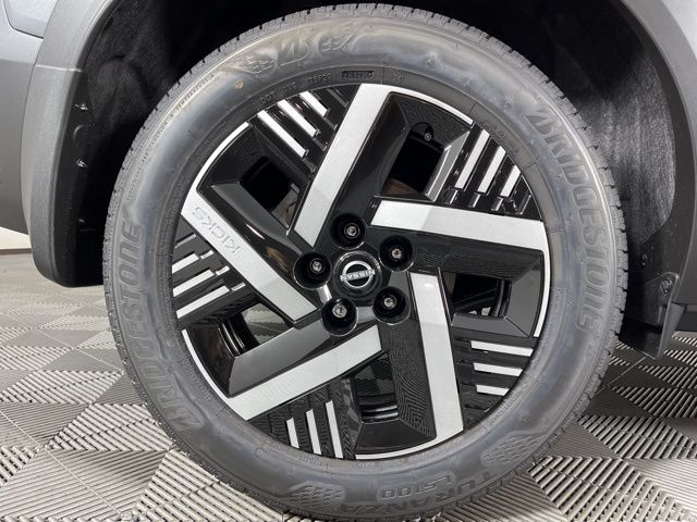 2025 Gun Metallic/Super Black Nissan Kicks SV FWD SUV