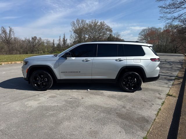 Used 2023 Silver Jeep Altitude image 4