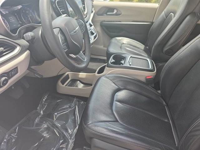 Used 2022 Bright White Clearcoat Chrysler Touring L image 17