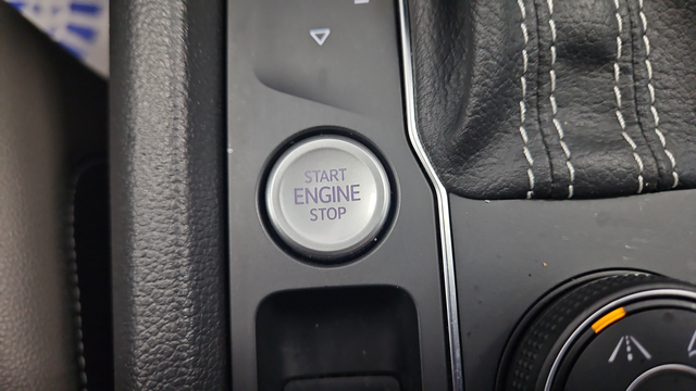 Used 2021 Pure White Volkswagen 3.6L V6 SEL Premium image 23
