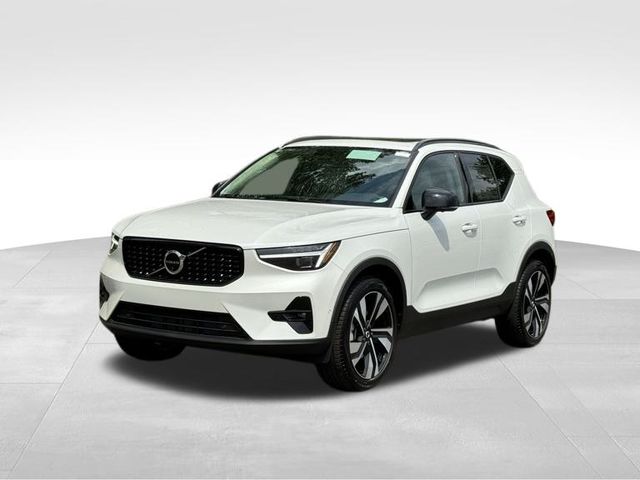 2025 Volvo XC40 B5 Plus Dark Theme 36