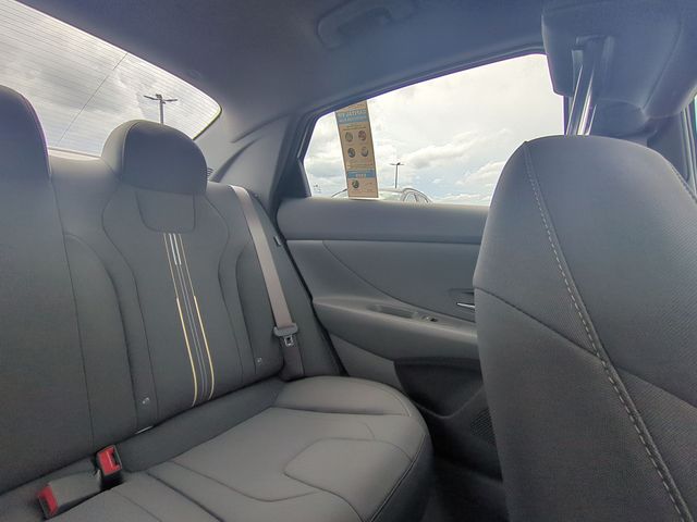 Used 2025 White Hyundai SEL Sport image 15