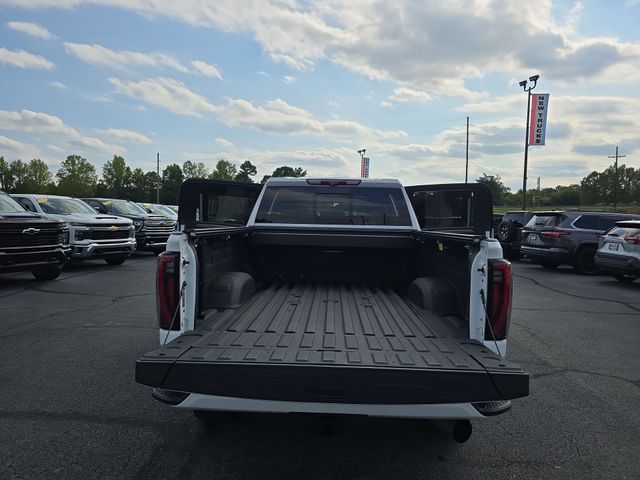 Used 2024 White GMC AT4 image 13