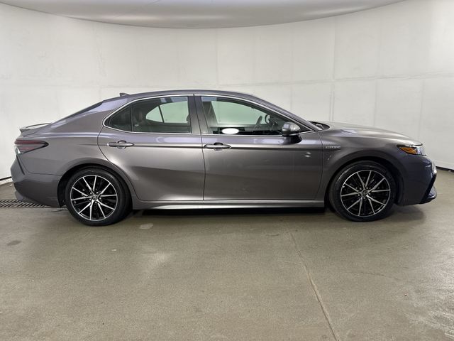 2021 Toyota Camry Hybrid SE photo