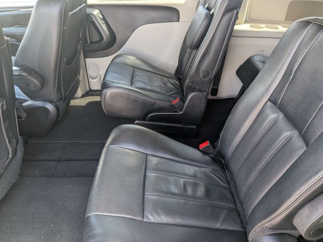 2015 Chrysler Town & Country - Image 25