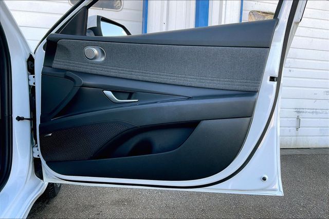 2022 Hyundai Elantra Hybrid Limited photo