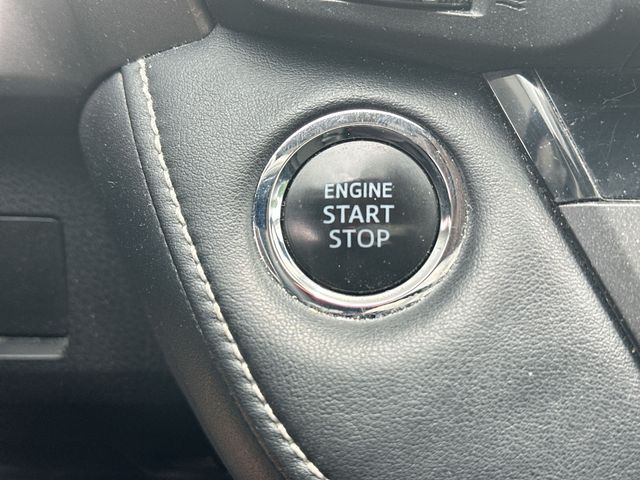 Used 2018 Silver Toyota XLE image 18