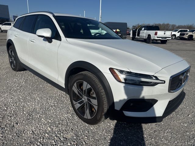 2025 Volvo V60 Cross Country B5 Plus AWD