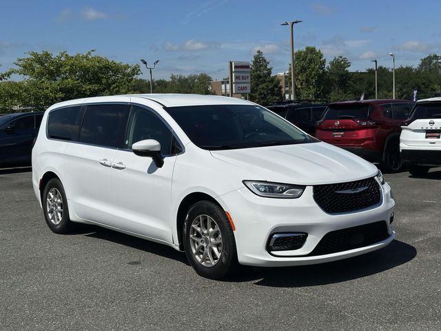 Bright White Clearcoat 2023 Chrysler Pacifica Minivan Front-Wheel Drive 9-Speed Automatic
