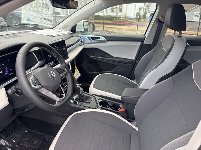 2025 Volkswagen Taos 1.5T SE photo