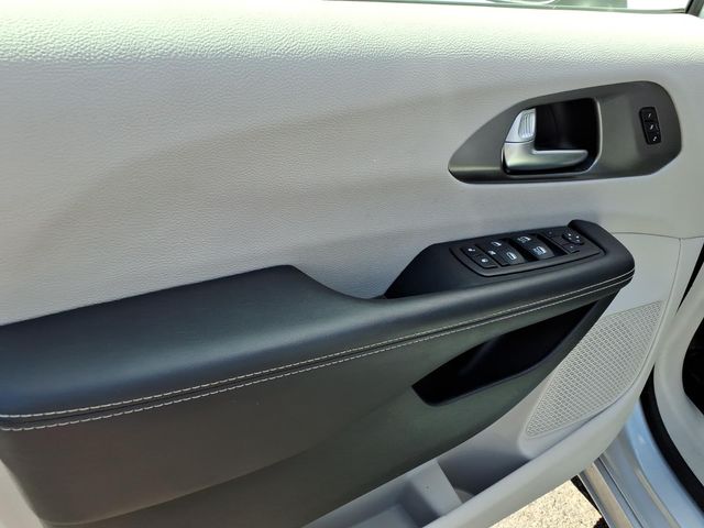 2023 Chrysler Pacifica - Image 10