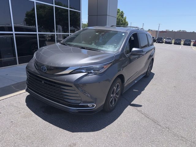 2025 Toyota Sienna Platinum 7-Passenger Hybrid AWD's photo