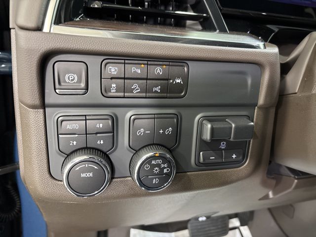2025 Chevrolet Suburban LT photo