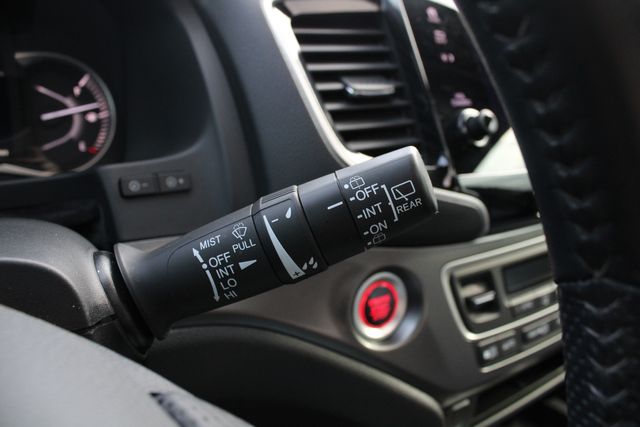 Used 2023 Silver Honda EX-L image 16