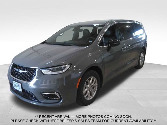 2025 Chrysler Pacifica Gris (Ceramic Gray Clearcoat) Minivan Tracción delantera 9 velocidades Automática