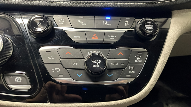 Used 2023 Bright White Clearcoat Chrysler Touring L image 17