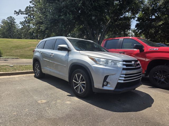 Celestial Silver Metallic 2017 Toyota Highlander SUV / Crossover Front-Wheel Drive 8-Speed Automatic