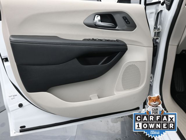2023 Chrysler Pacifica Touring L photo