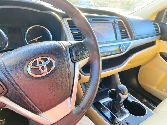 2015 Toyota Highlander XLE V6 36