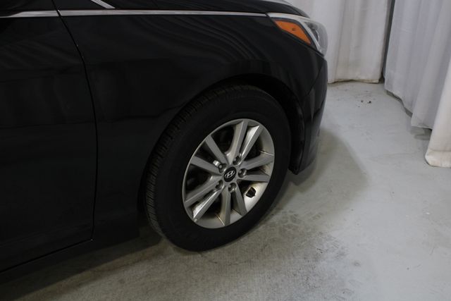 Used 2017 Black Hyundai Base image 25
