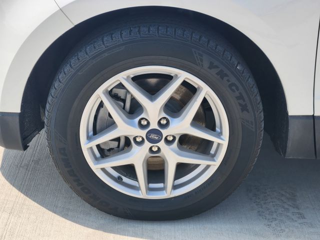 2022 Star White Metallic Tri-Coat Ford Edge SEL AWD SUV